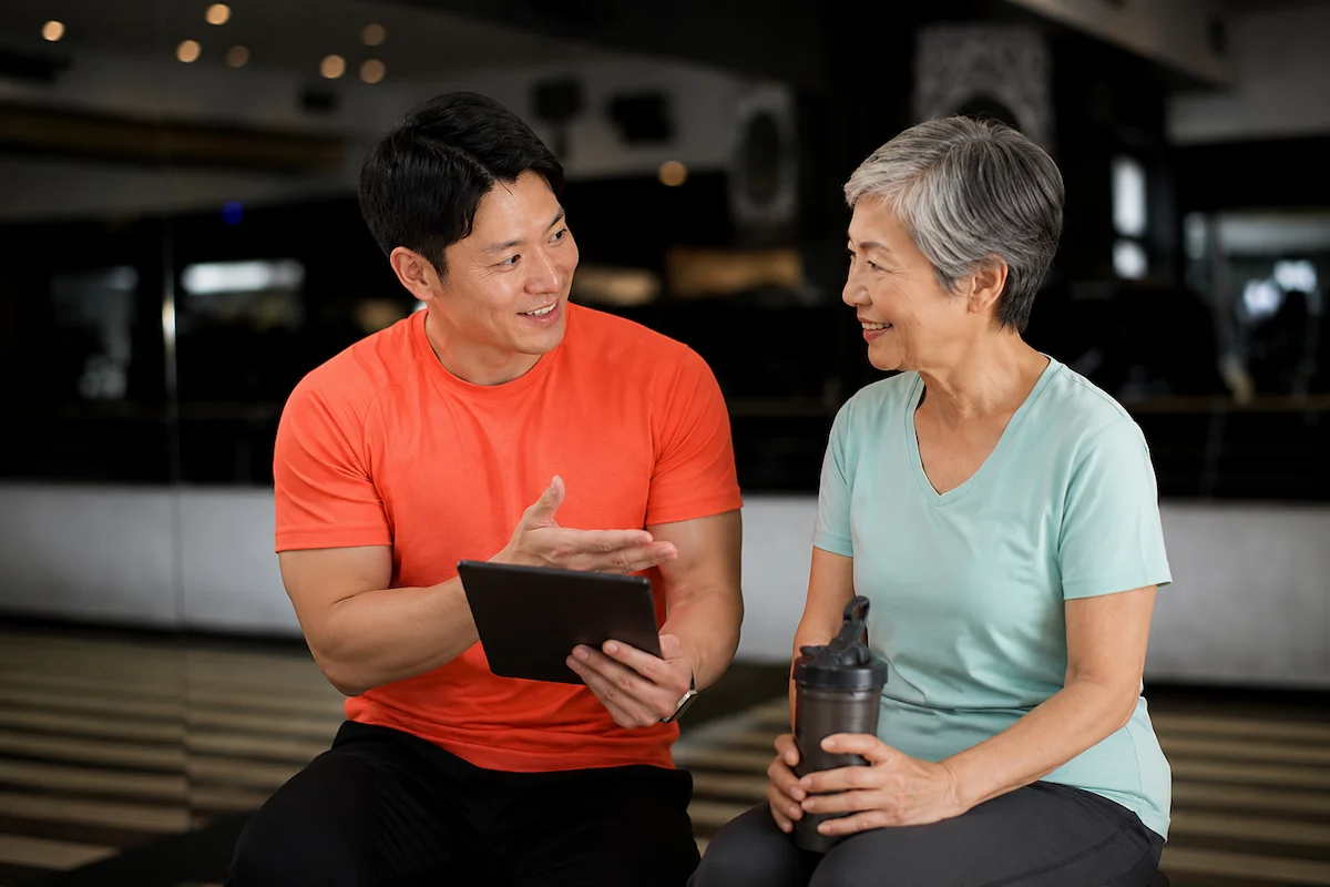トレーナーと利用者が話している様子